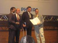 Kim e Ricardo Gambarato, do IAB, recebe prêmio das mãos de José Ricardo Dias Bertagnon, Lars Grael