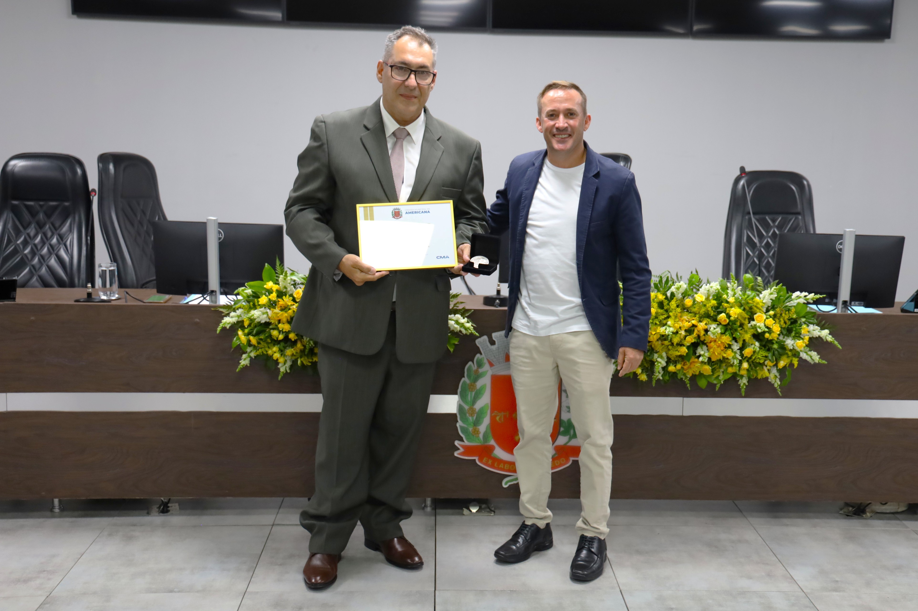 Medalha Ayrton Senna é entregue a Caio Piva em sessão solene