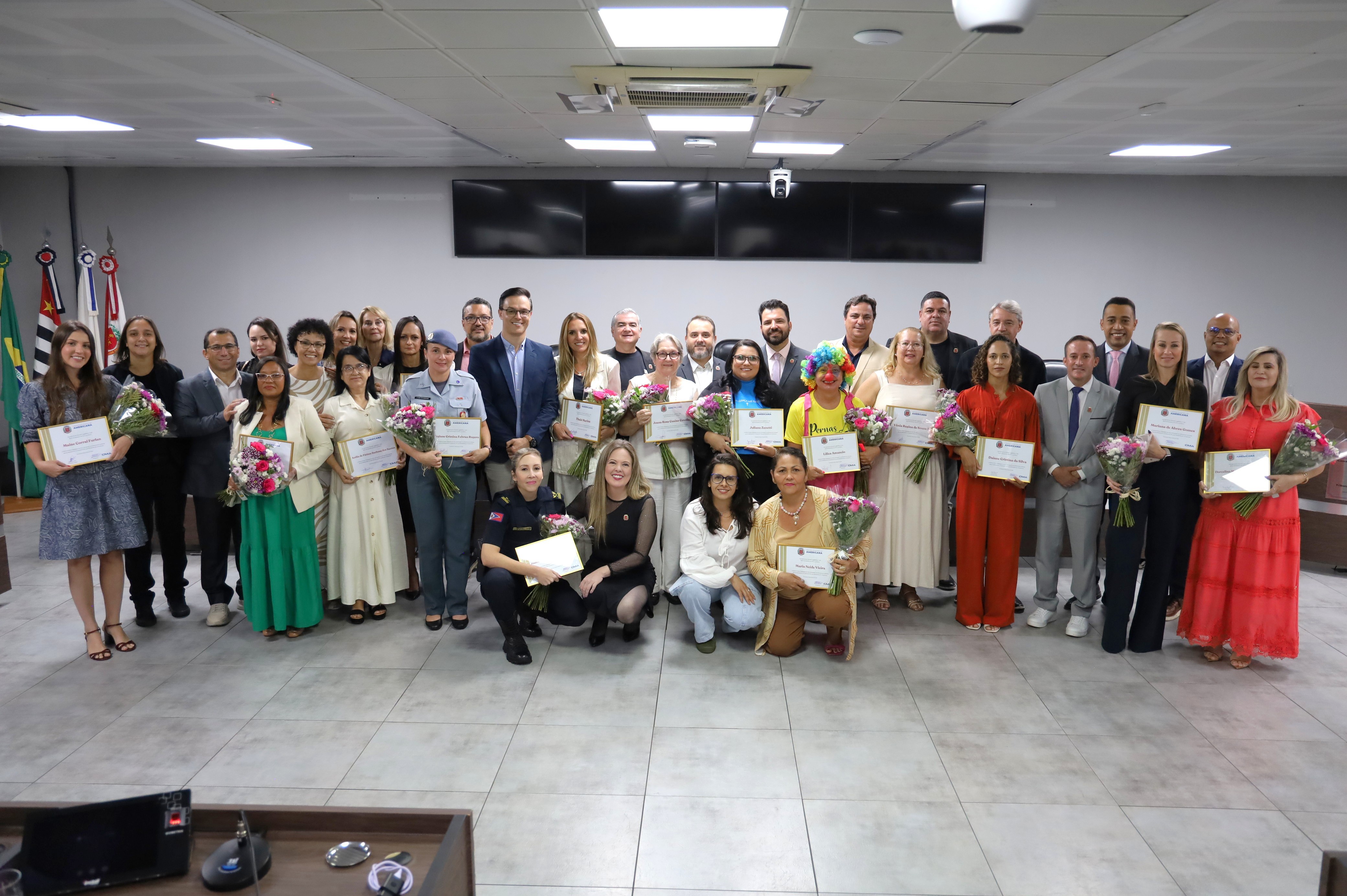 Prêmio Mulheres Destaque do Ano 2026 é entregue pela Câmara em sessão solene