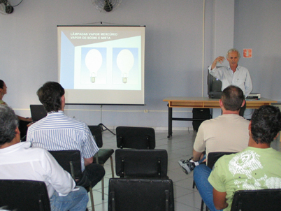 Vereador durante palestra sobre o projeto na Acia.
