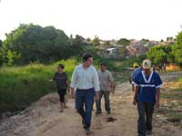 Vereador Cauê Macris durante visita ao bairro Praia Azul