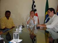 Vereador Cauê Macris durante reunião em Sumaré